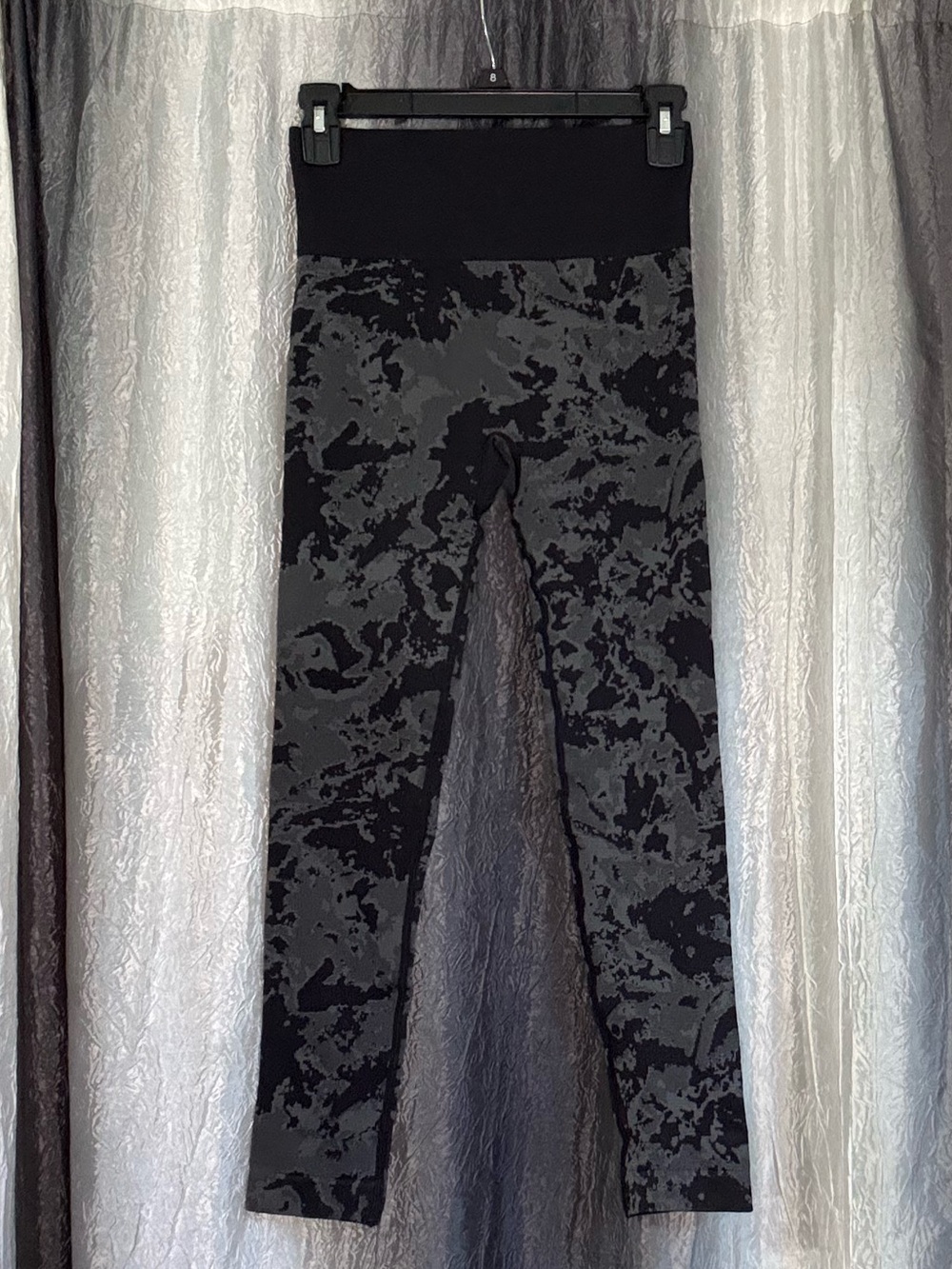 AnyBody Black and Charcoal Camouflage Leggings NWOT
